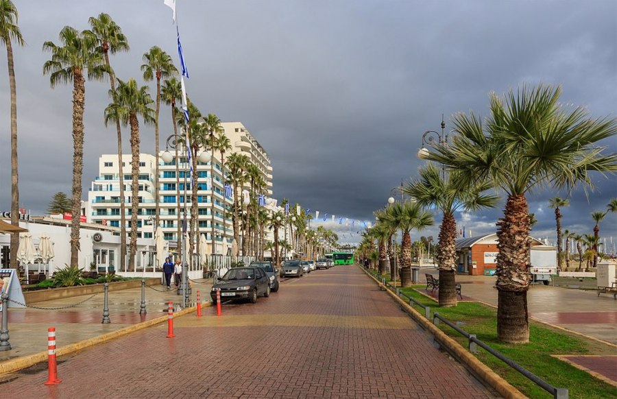 1200px-Larnaca_01-2017_img14_Finikoudes-1024x640.jpg